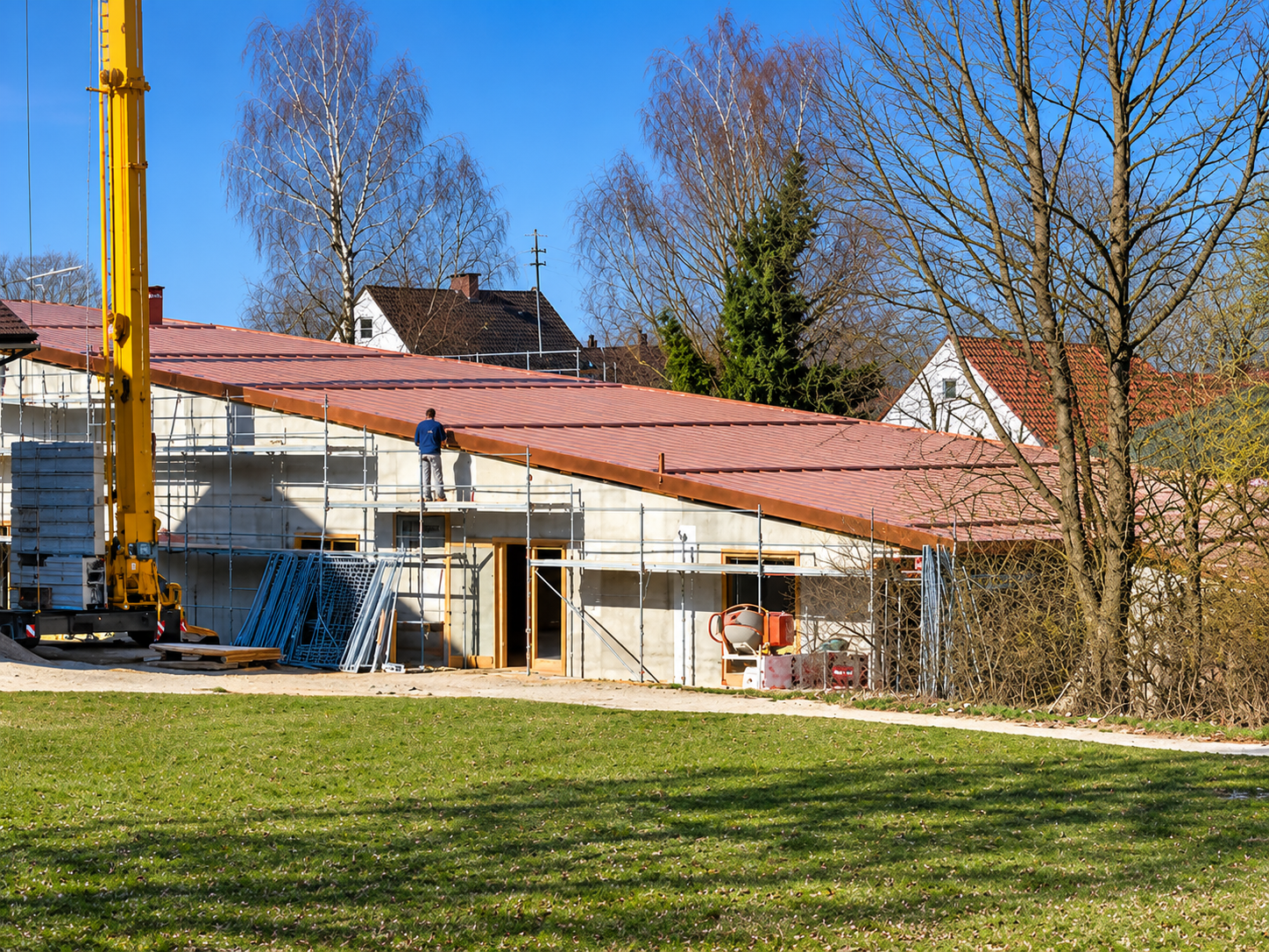Baustelle mit Kupferdach und Kran